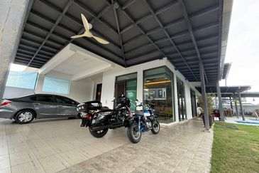 Setia Eco Garden , 2 Storey Semi D Corner , Swimming pool 