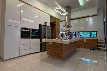 Setia Eco Garden , 2 Storey Semi D Corner , Swimming pool 