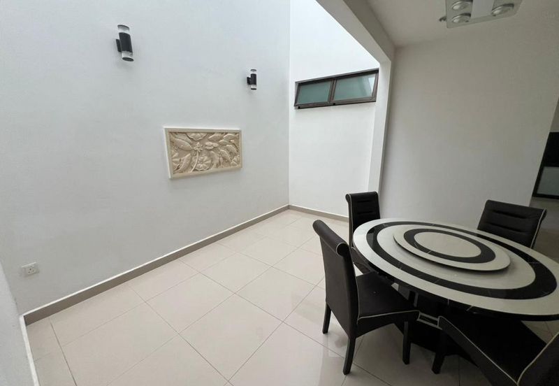 Maple Red, Adda Heights