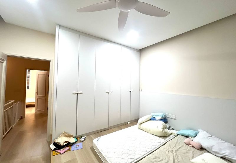 The Fern, Meridin East