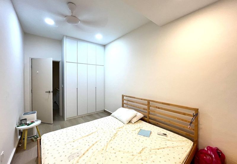 The Fern, Meridin East