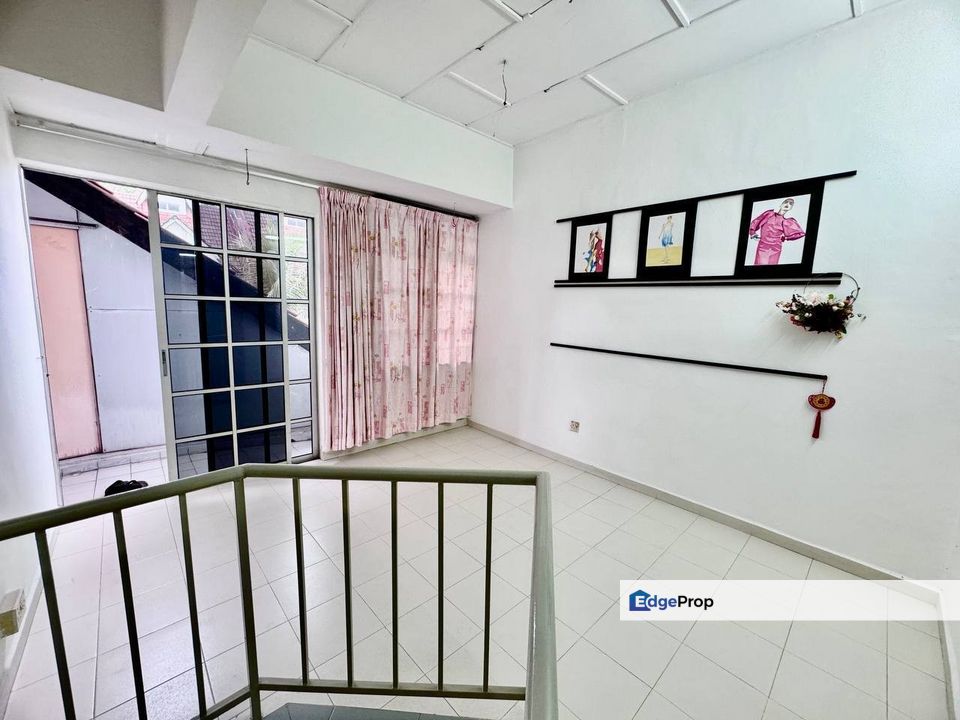 Tampoi Utama , 3 Storey Corner , Fully Extended , Johor, Tampoi