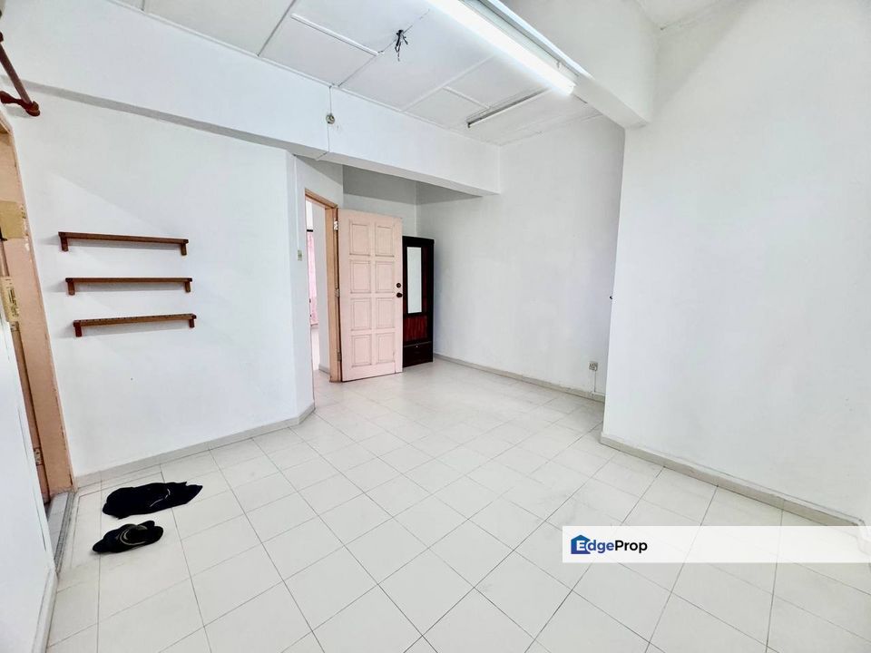 Tampoi Utama , 3 Storey Corner , Fully Extended , Johor, Tampoi