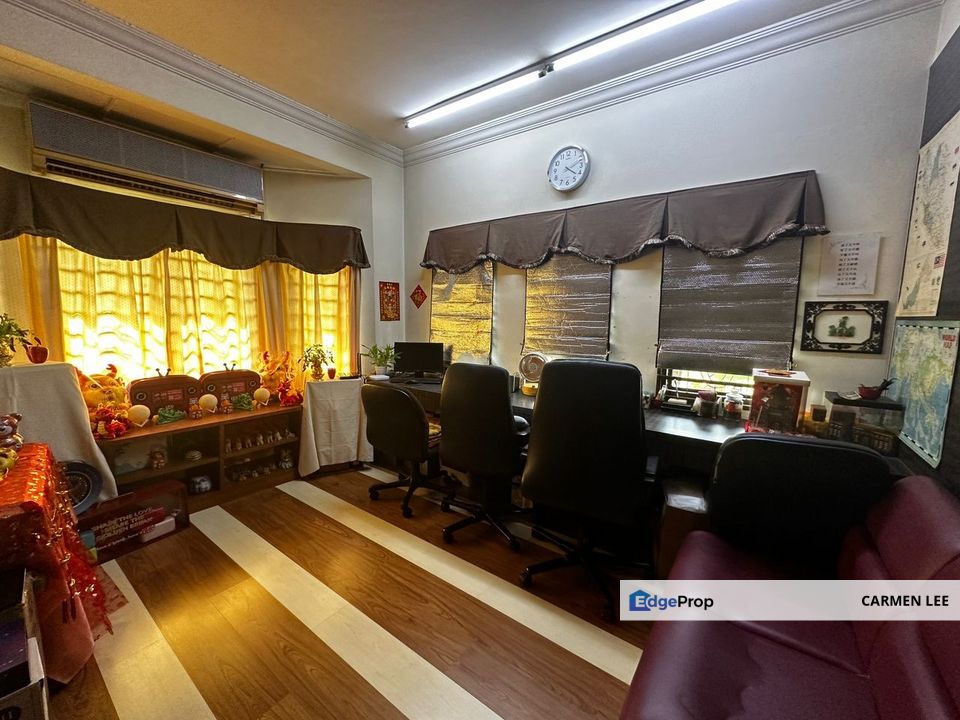 Bungalow with big and flat 10000 sqff land in SS 19 Subang Jaya., Selangor, Subang Jaya