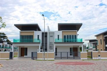 TAMAN DELLINIA (KLANA HEIGHTS @ LAKE GARDEN)