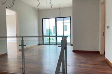 TAMAN DELLINIA (KLANA HEIGHTS @ LAKE GARDEN)