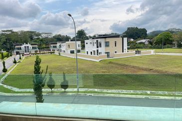 TAMAN DELLINIA (KLANA HEIGHTS @ LAKE GARDEN)