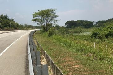 2.76 acres land beside Pengkalan 2 industrial area Lahat Batu Gajah