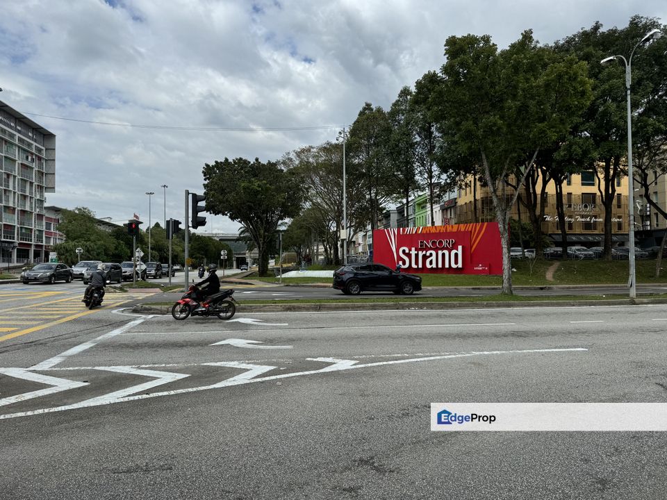 End lot 4 storey shop lot office at The Strand Kota Damansara Petaling Jaya Selangor, Selangor, Petaling Jaya
