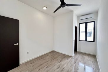 Persiaran Bukit Raja 2