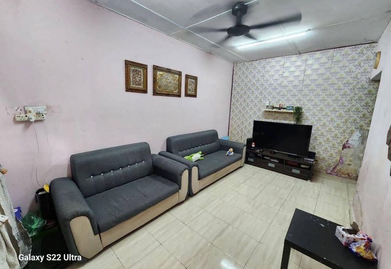 Jalan Sopan, Johan Setia