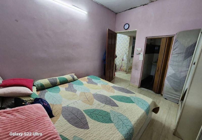 Jalan Sopan, Johan Setia