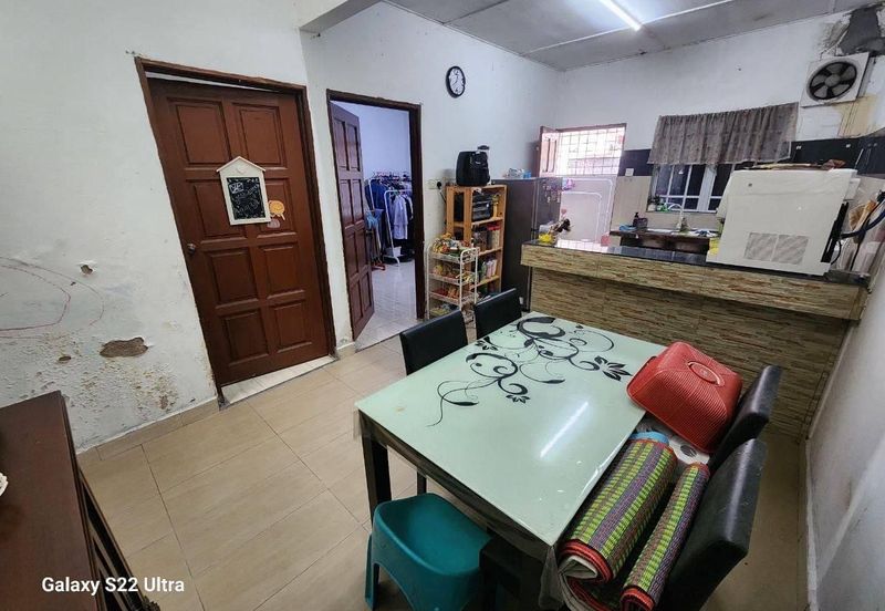 Jalan Sopan, Johan Setia