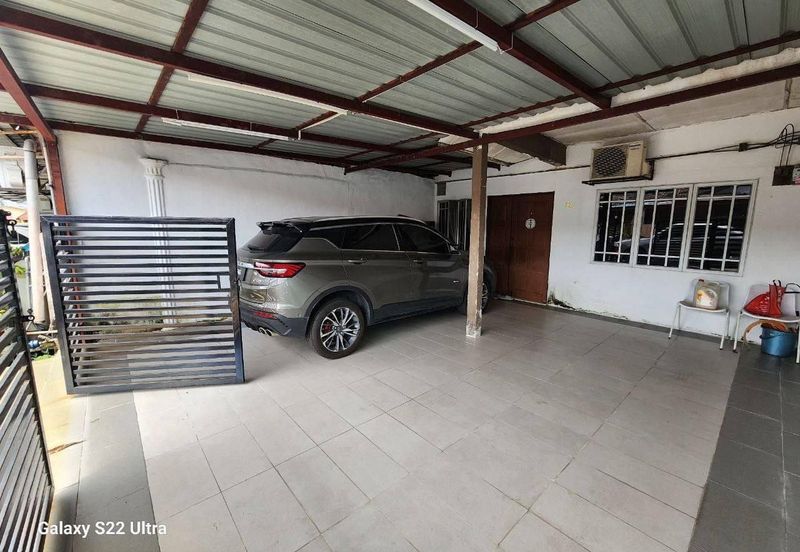 Jalan Sopan, Johan Setia