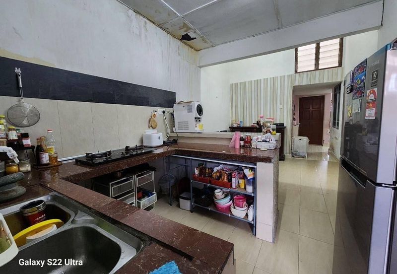 Jalan Sopan, Johan Setia