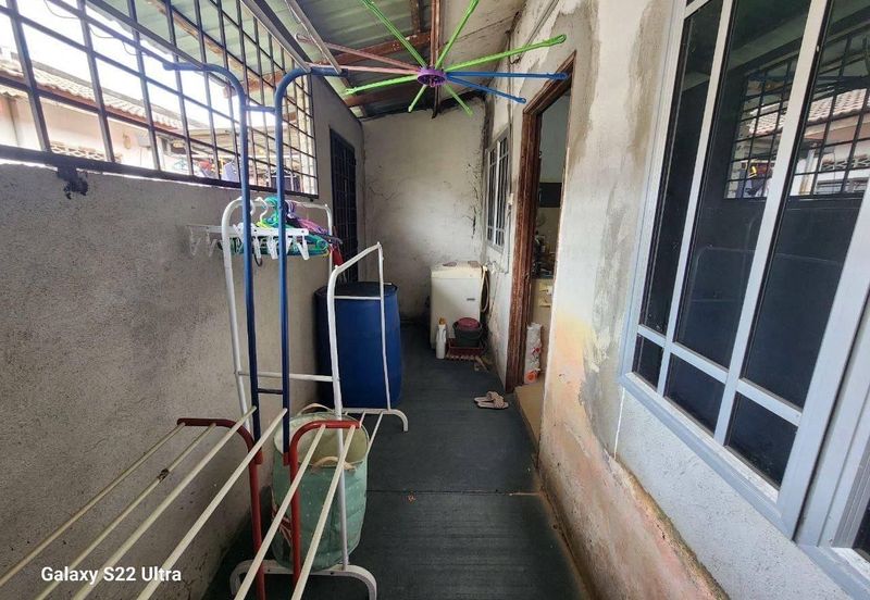 Jalan Sopan, Johan Setia