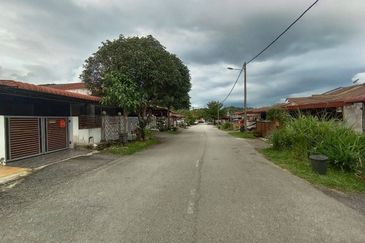 Jalan Semarak, Bukit Beruntung
