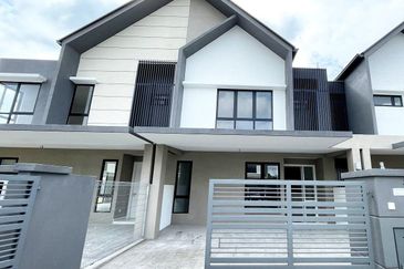 Lily Encorp Cahaya Alam