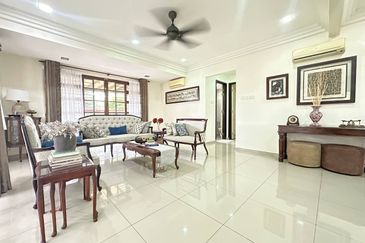 (Corner Lot, Renovated) Bukit Jelutong Jalan Mimbar U8 Shah Alam Double Storey Courtyard