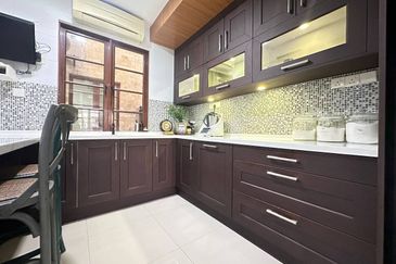 (Corner Lot, Renovated) Bukit Jelutong Jalan Mimbar U8 Shah Alam Double Storey Courtyard