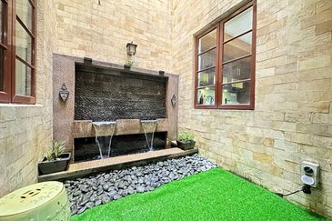 (Corner Lot, Renovated) Bukit Jelutong Jalan Mimbar U8 Shah Alam Double Storey Courtyard