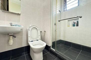 (Corner Lot, Renovated) Bukit Jelutong Jalan Mimbar U8 Shah Alam Double Storey Courtyard