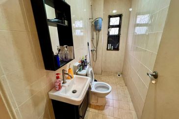 (End Lot, Freehold, Non Bumi) Double Storey Terrace Jalan Jeriji Seksyen U8 Bukit Jelutong, Shah Alam.