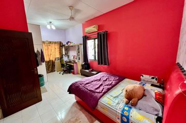 (End Lot, Freehold, Non Bumi) Double Storey Terrace Jalan Jeriji Seksyen U8 Bukit Jelutong, Shah Alam.