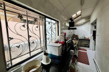 (End Lot, Freehold, Non Bumi) Double Storey Terrace Jalan Jeriji Seksyen U8 Bukit Jelutong, Shah Alam.