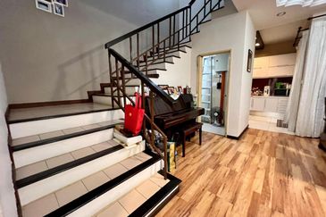 (End Lot, Freehold, Non Bumi) Double Storey Terrace Jalan Jeriji Seksyen U8 Bukit Jelutong, Shah Alam.