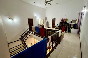 (End Lot, Freehold, Non Bumi) Double Storey Terrace Jalan Jeriji Seksyen U8 Bukit Jelutong, Shah Alam.