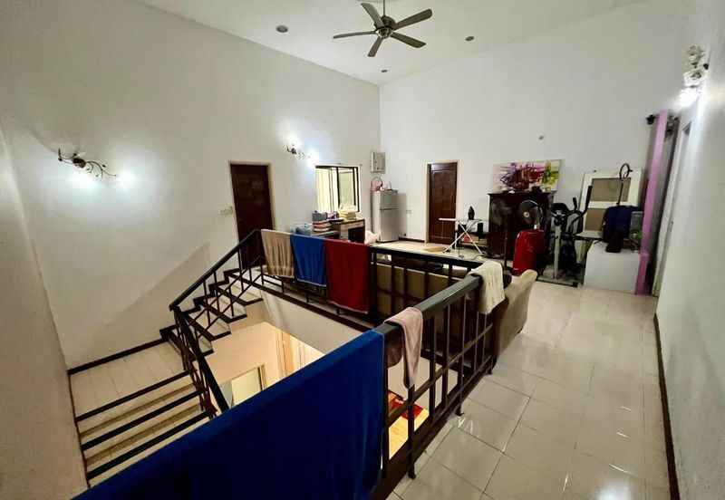 (End Lot, Freehold, Non Bumi) Double Storey Terrace Jalan Jeriji Seksyen U8 Bukit Jelutong, Shah Alam.