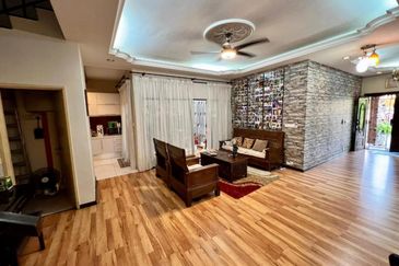 (End Lot, Freehold, Non Bumi) Double Storey Terrace Jalan Jeriji Seksyen U8 Bukit Jelutong, Shah Alam.