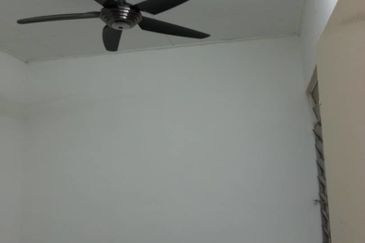 Taman Ehsan Jaya /3 bedrooms shop apartment/RM 800