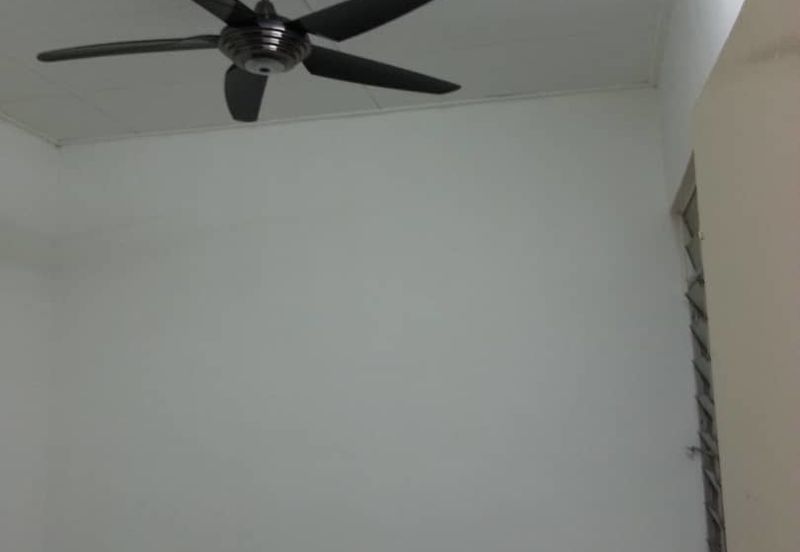 Taman Ehsan Jaya /3 bedrooms shop apartment/RM 800