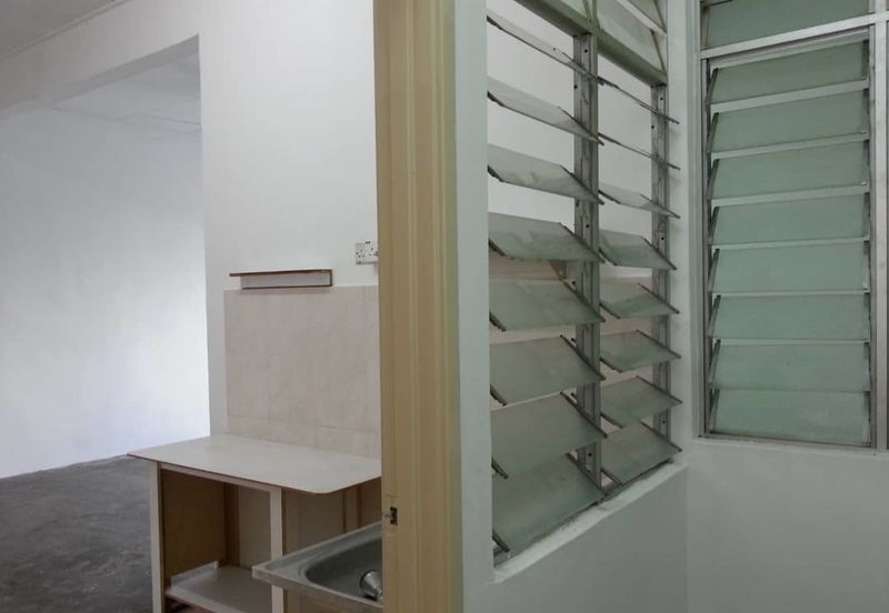 Taman Ehsan Jaya /3 bedrooms shop apartment/RM 800