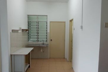 Taman Ehsan Jaya /3 bedrooms shop apartment/RM 800