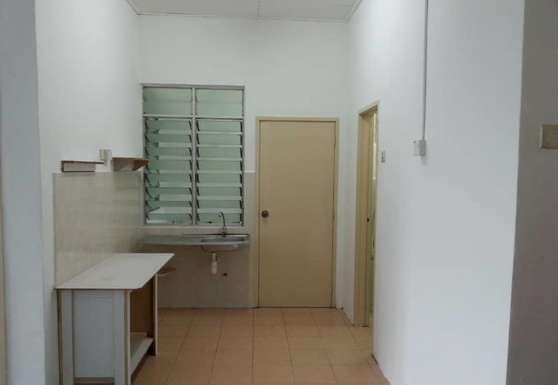 Taman Ehsan Jaya /3 bedrooms shop apartment/RM 800