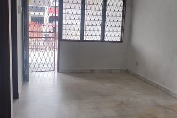 For Rent Taman Johor Jaya / Bakawali / Single storey low cost house/ 2 bedrooms