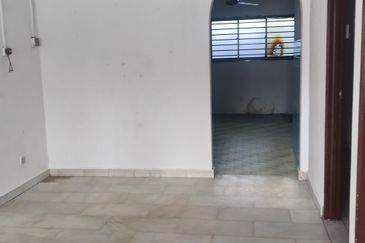 For Rent Taman Johor Jaya / Bakawali / Single storey low cost house/ 2 bedrooms