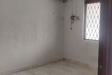 For Rent Taman Johor Jaya / Bakawali / Single storey low cost house/ 2 bedrooms