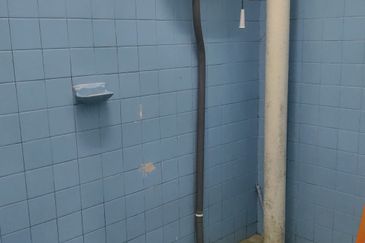 For Rent Taman Johor Jaya / Bakawali / Single storey low cost house/ 2 bedrooms