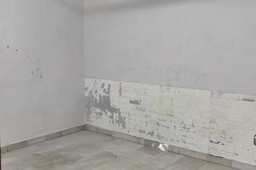 For Rent Taman Johor Jaya / Bakawali / Single storey low cost house/ 2 bedrooms