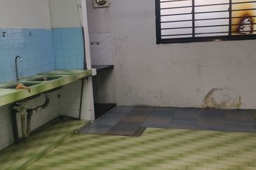 For Rent Taman Johor Jaya / Bakawali / Single storey low cost house/ 2 bedrooms