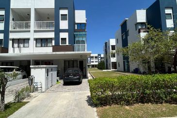 Ayden Townhouse Warisan Puteri