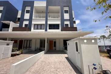 Ayden Townhouse Warisan Puteri