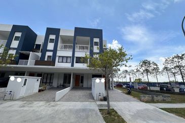 Ayden Townhouse Warisan Puteri