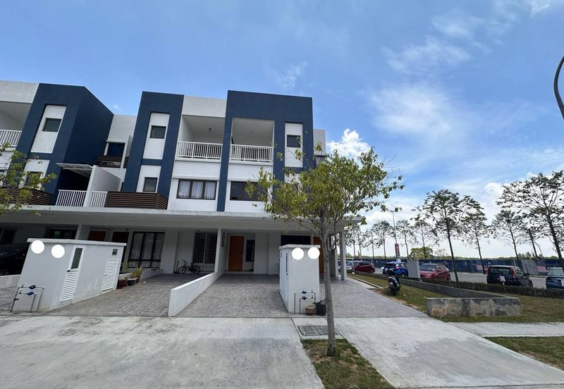 Ayden Townhouse Warisan Puteri