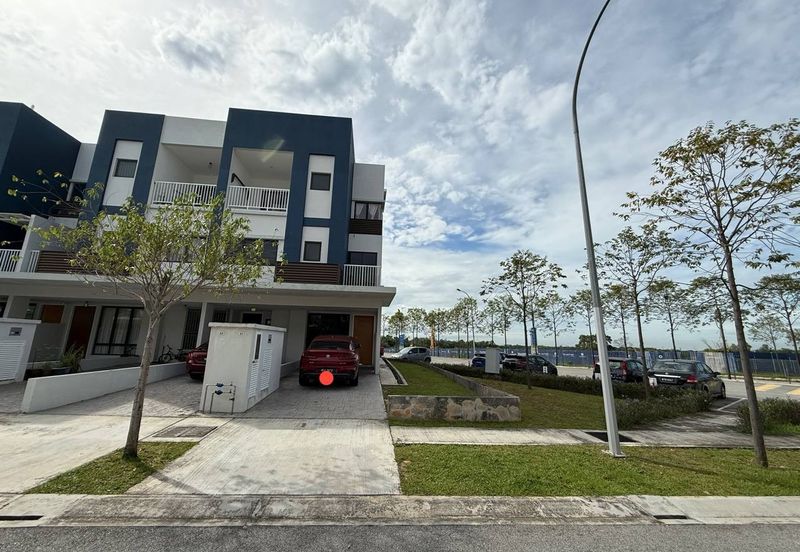 Ayden Townhouse Warisan Puteri