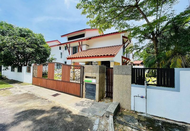 Bandar Enstek (Timur)